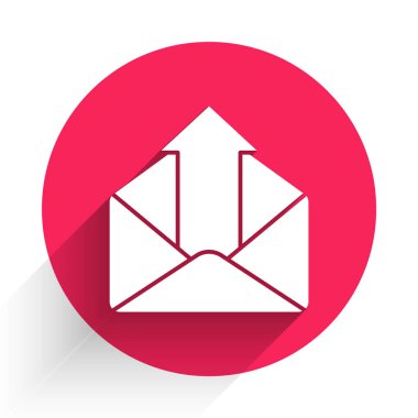 Beyaz giden posta simgesi uzun gölgeyle izole edildi. Zarf sembolü. Giden mesaj işareti. Posta yön bulma düğmesi. Kırmızı daire düğmesi. Vektör İllüstrasyonu