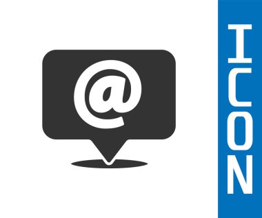 Beyaz arkaplanda izole edilmiş konuşma balonu ikonu üzerindeki gri posta ve e-posta. Zarf sembolü e-postası. E- posta kodu. Vektör İllüstrasyonu