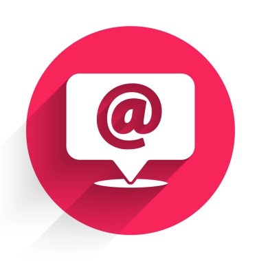 Konuşma baloncuğu ikonunda uzun gölgeli beyaz posta ve e-posta. Zarf sembolü e-postası. E- posta kodu. Kırmızı daire düğmesi. Vektör İllüstrasyonu