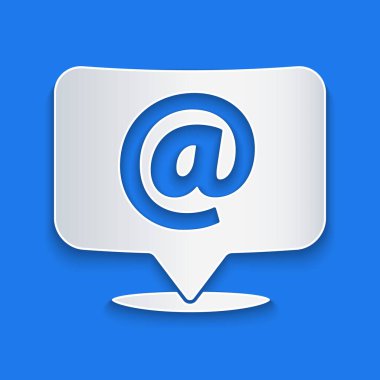 Kağıt kesiği, mavi arkaplanda izole edilmiş konuşma baloncuğu simgesinde e- posta ve e- posta. Zarf sembolü e-postası. E- posta kodu. Kağıt sanatı tarzı. Vektör İllüstrasyonu