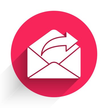 Beyaz giden posta simgesi uzun gölgeyle izole edildi. Zarf sembolü. Giden mesaj işareti. Posta yön bulma düğmesi. Kırmızı daire düğmesi. Vektör İllüstrasyonu