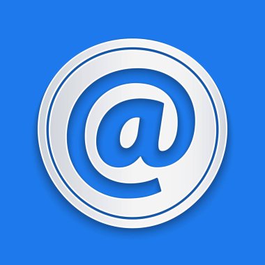 Kağıt kesiği Posta ve e-posta simgesi mavi arkaplanda izole edildi. Zarf sembolü e-postası. E- posta kodu. Kağıt sanatı tarzı. Vektör İllüstrasyonu