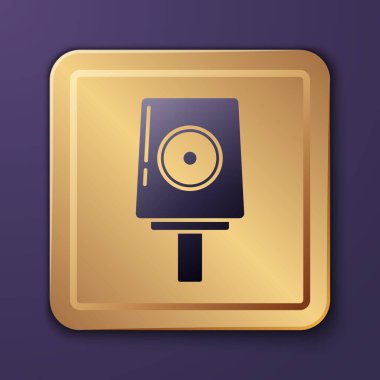 Mor püskürtme kapak simgesini mor arkaplanda izole edebilir. Altın kare düğme. Vektör İllüstrasyonu