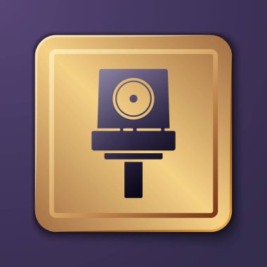 Mor püskürtme kapak simgesini mor arkaplanda izole edebilir. Altın kare düğme. Vektör İllüstrasyonu