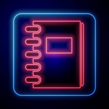Parlayan neon not defteri simgesi mavi arkaplanda izole edildi. Spiral not defteri simgesi. Okul defteri. Yazı tahtası. Okul günlüğü. Vektör İllüstrasyonu