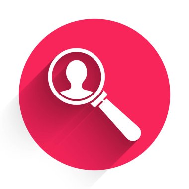 Uzun gölgeli bir insan simgesini aramak için beyaz büyüteç. İşe alma ya da seçme. Çalışanları ve işi ara. Kırmızı daire düğmesi. Vektör İllüstrasyonu