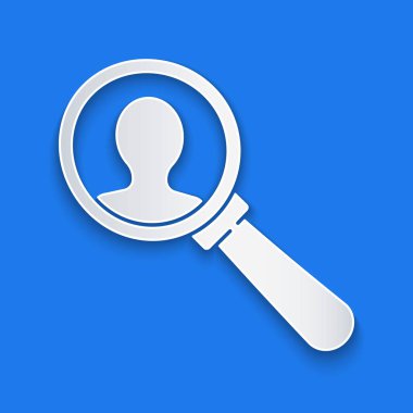 Kağıt kesiği, mavi arka planda izole edilmiş bir insan simgesini aramak için büyüteç. İşe alma ya da seçme. Çalışanları ve işi ara. Kağıt sanatı tarzı. Vektör İllüstrasyonu