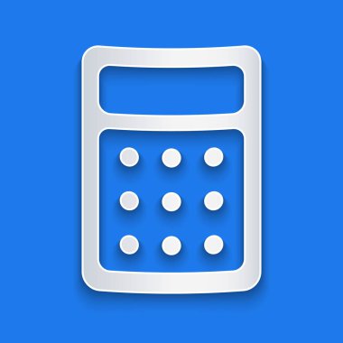 Kağıt kesiği Hesap Makinesi simgesi mavi arkaplanda izole edildi. Muhasebe sembolü. İş hesaplamaları matematik eğitimi ve finans. Kağıt sanatı tarzı. Vektör İllüstrasyonu