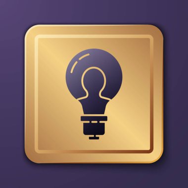 Mor arkaplanda izole edilmiş fikir ikonu kavramına sahip mor ampul. Enerji ve fikir sembolü. İlham konsepti. Altın kare düğme. Vektör İllüstrasyonu
