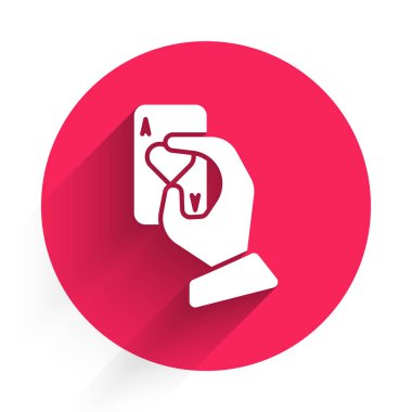 Beyaz El 'in elinde uzun gölgeli iskambil simgesi var. Kumarhane oyun tasarımı. Kırmızı daire düğmesi. Vektör İllüstrasyonu