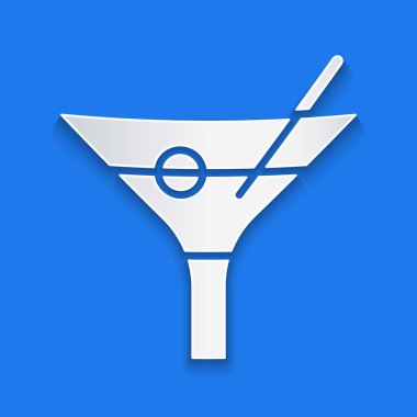 Kağıt kesiği Martini cam ikonu mavi arka planda izole edilmiş. Kokteyl ikonu. Şarap kadehi ikonu. Kağıt sanatı tarzı. Vektör İllüstrasyonu