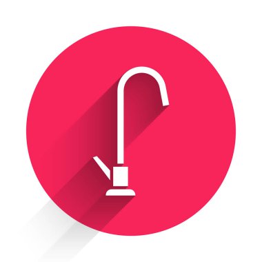 Beyaz su musluğu ikonu uzun gölgeli izole edilmiş. Kırmızı daire düğmesi. Vektör İllüstrasyonu