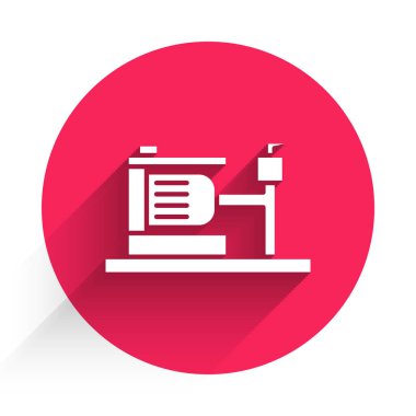 Beyaz Elektrik Su Pompası ikonu uzun gölgeli izole edilmiş. Kırmızı daire düğmesi. Vektör İllüstrasyonu