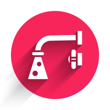 Beyaz su musluğu ikonu uzun gölgeli izole edilmiş. Kırmızı daire düğmesi. Vektör İllüstrasyonu