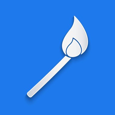 Kağıt kesiği kibrit, mavi arka planda izole edilmiş ateş ikonu. Ateşle maç. Kibrit işareti. Kağıt sanatı tarzı. Vektör İllüstrasyonu