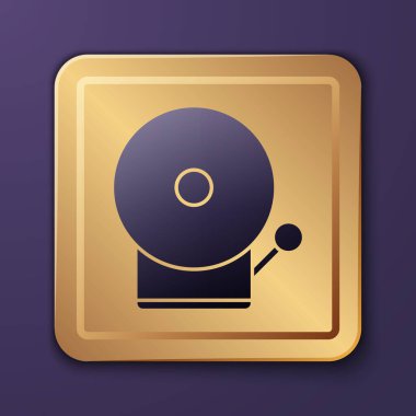 Mor zil simgesi mor arkaplanda izole edilmiş. Yangın alarmı. Servis zili, el zili işareti, uyarı sembolü. Altın kare düğme. Vektör İllüstrasyonu