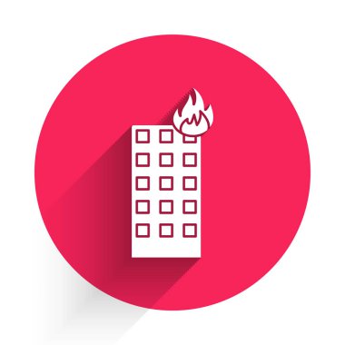 Şehir simgesindeki yanan binada uzun gölgeli beyaz yangın. Kırmızı daire düğmesi. Vektör İllüstrasyonu