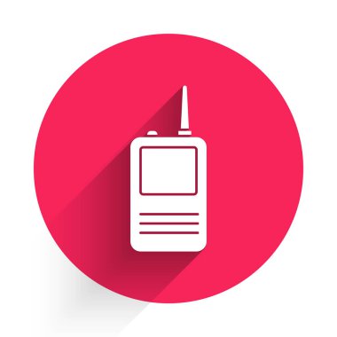 Uzun gölgeli beyaz telsiz ikonu. Taşınabilir radyo vericisi simgesi. Radyo alıcı-vericisi işareti. Kırmızı daire düğmesi. Vektör İllüstrasyonu