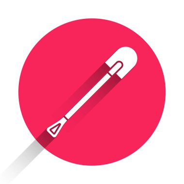 Beyaz Ateş kürek ikonu uzun gölgeli izole edilmiş. Yangın koruma ekipmanları. İtfaiyeciler için ekipman. Kırmızı daire düğmesi. Vektör İllüstrasyonu