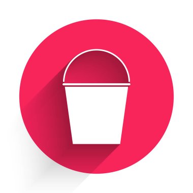 Beyaz Ateş kovası ikonu uzun gölgeli izole edilmiş. Metal kova boş ya da ateşle savaşmak için su var. Kırmızı daire düğmesi. Vektör İllüstrasyonu