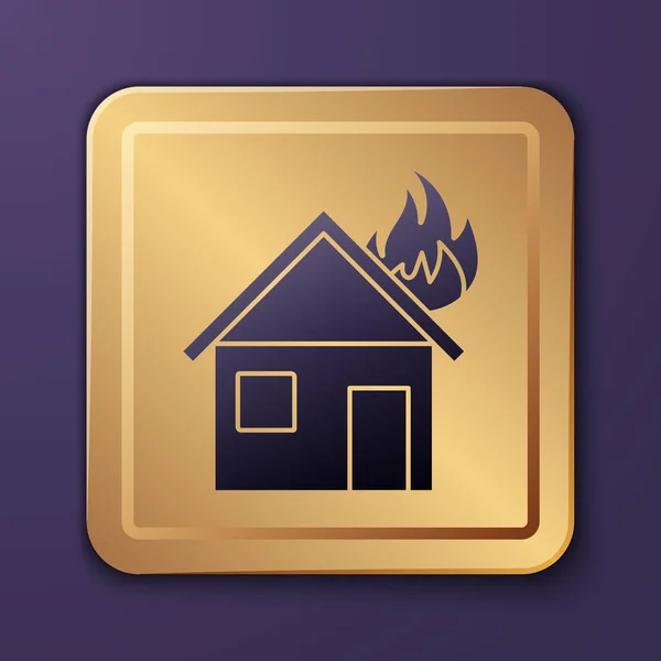 紫色の背景に隔離された燃える家のアイコンで紫色の火 金の四角形のボタン ベクターイラスト — ストックベクタ