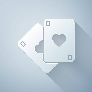 Kağıt kesiği Gri arkaplanda oyun kartı simgesi izole edildi. Kumarhane kumarı. Kağıt sanatı tarzı. Vektör İllüstrasyonu