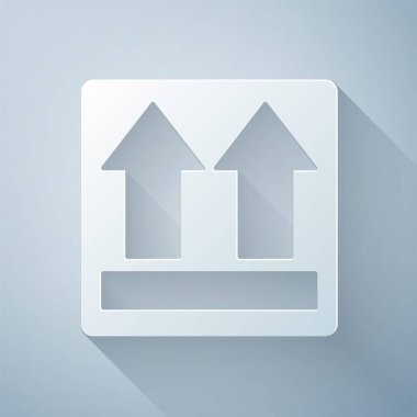 Kağıt kesiği Bu taraf gri arkaplanda izole edilmiş simge. Paketin üst tarafını gösteren iki ok. Kargo halledildi. Kağıt sanatı tarzı. Vektör İllüstrasyonu