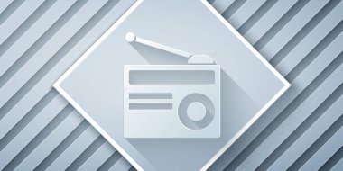 Gri arkaplanda anten simgesi olan kağıt kesiği Radyo. Kağıt sanatı tarzı. Vektör İllüstrasyonu