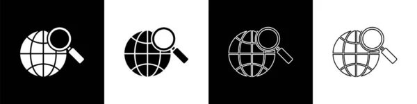 Vergrootglas Met Globe Pictogram Geïsoleerd Zwart Wit Achtergrond Wereld Analyseren — Stockvector