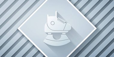 Kağıt kesiği, gri arkaplanda izole edilmiş Paten simgesi. Buz pateni ayakkabısı ikonu. Kılıçlı spor botlar. Kağıt sanatı tarzı. Vektör İllüstrasyonu