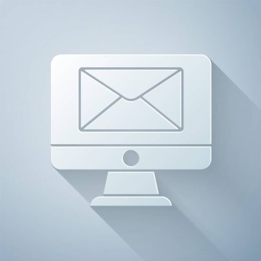 Kağıt kesiği monitör ve zarf, yeni mesaj, posta simgesi gri arkaplanda izole edilmiş. E-posta bültenleri, başlıklar, blog yazıları için kullanım. Kağıt sanatı tarzı. Vektör İllüstrasyonu