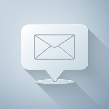 Kağıt kesiği konuşma balonu ve gri arkaplanda izole edilmiş zarf simgesi. Kağıt sanatı tarzı. Vektör İllüstrasyonu