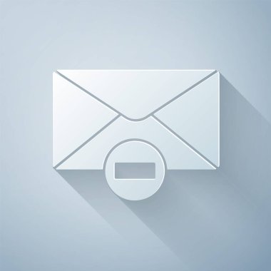 Kağıt kesiği Gri arkaplanda izole edilmiş zarf simgesini sil. Sil ya da hata mektubu. Mesajı geç. Reddedilmiş posta. Kağıt sanatı tarzı. Vektör İllüstrasyonu