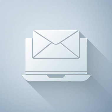 Kağıt gri arka plan üzerinde izole ekran simgesi zarf ve açık e-posta ile Laptop kesti. E-posta pazarlama, internet reklam kavramları. Kağıt sanat tarzı. Vektör İllüstrasyonu