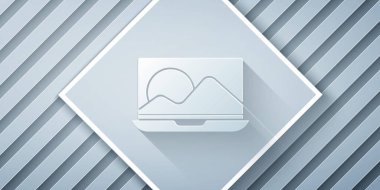 Kağıt kesiği Laptop simgesi gri arkaplanda izole edildi. Boş ekran işaretli bilgisayar defteri. Kağıt sanatı tarzı. Vektör İllüstrasyonu