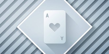 Kağıt kesiği Gri arkaplanda kalp sembolü simgesi olan iskambil kartı. Kumarhane kumarı. Kağıt sanatı tarzı. Vektör İllüstrasyonu