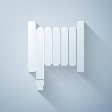 Kağıt kesiği yangın hortumu makarası simgesi gri arkaplanda izole edilmiş. Kağıt sanatı tarzı. Vektör İllüstrasyonu