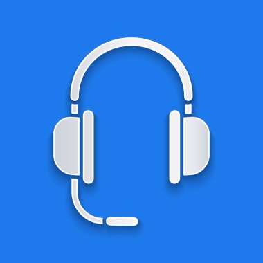 Kağıt kesiği kulaklıklar. Mavi arka planda mikrofon simgesi var. Kağıt sanatı tarzı. Vektör İllüstrasyonu