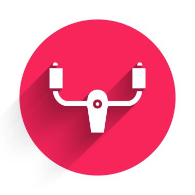 Beyaz Uçak dümen ikonu uzun gölgeli izole edildi. Uçak kontrol tekerleği. Kırmızı daire düğmesi. Vektör İllüstrasyonu