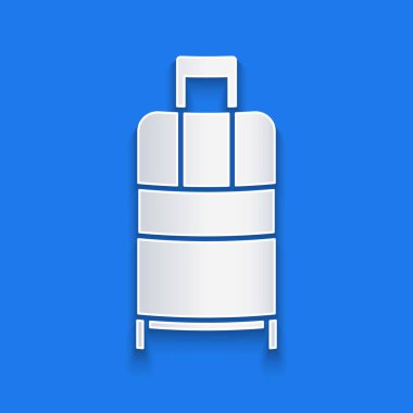 Kağıt kesiği seyahat simgesi için bavul mavi arkaplanda izole edildi. Seyahat bagaj tabelası. Seyahat bagaj ikonu. Kağıt sanatı tarzı. Vektör İllüstrasyonu