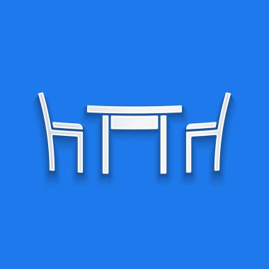 Kağıt kesiği, ahşap masa ve mavi arka planda izole edilmiş sandalye simgesi. Kağıt sanatı tarzı. Vektör İllüstrasyonu