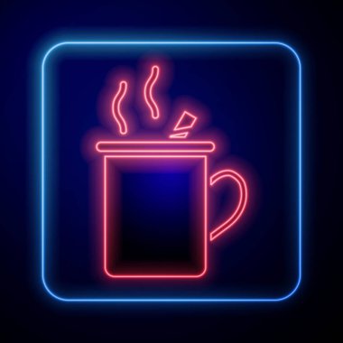 Parlayan neon şarabı, mavi arka planda izole edilmiş bir bardak içki ve malzeme ikonu ile. Tarçın çubuğu, karanfil, limon dilimi. Vektör İllüstrasyonu