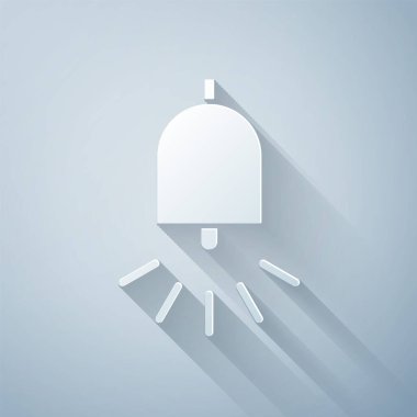 Kağıt kesiği. Gri arkaplanda izole edilmiş zil simgesi. Yangın alarmı. Servis zili, el zili işareti, uyarı sembolü. Kağıt sanatı tarzı. Vektör İllüstrasyonu