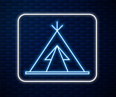 Parlayan neon hattı. Geleneksel kızılderili çadırı ya da wigwam ikonu. Duvarın arkasında izole edilmiş. Kızılderili çadırı. Vektör İllüstrasyonu