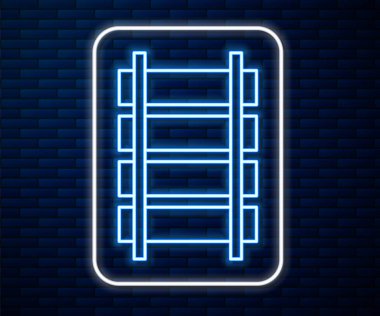 Parlayan neon hattı Demiryolu, tuğla duvar arkasında izole edilmiş demiryolu ikonu. Vektör İllüstrasyonu