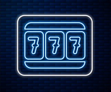 Tuğla duvar arkasında izole edilmiş uğurlu yedili büyük ikramiye ikonu olan parlak neon çizgili slot makinesi. Vektör İllüstrasyonu