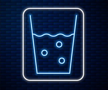Duvarda izole edilmiş su ikonu olan parlak neon çizgili cam. Soda bardağı. Vektör İllüstrasyonu