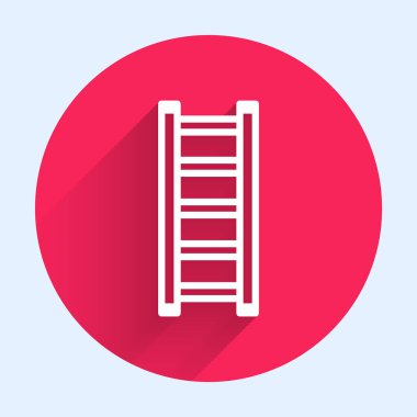 Uzun gölgeli beyaz çizgi yangın merdiveni ikonu. Pompier merdiveni. İtfaiyeciler merdiveni sırıkla tırmanır. Kırmızı daire düğmesi. Vektör İllüstrasyonu