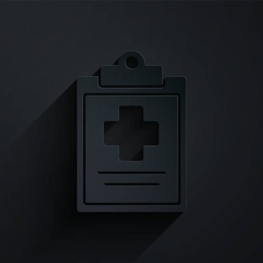 Siyah arka planda izole edilmiş klinik kayıt simgesi olan kağıt kesiği tıbbi pano. Sağlık sigortası formu. Reçete, tıbbi kontrol işaretleri raporu. Kağıt sanatı tarzı. Vektör İllüstrasyonu