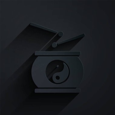 Kağıt kesiği Çin davul ikonu siyah arka planda izole. Geleneksel Asyalı vurmalı çalgı aleti Taiko veya O-Daiko davulu. Kağıt sanatı tarzı. Vektör İllüstrasyonu